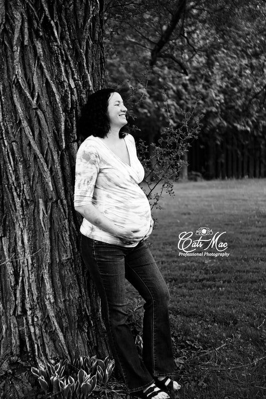 Maternity photo by tree