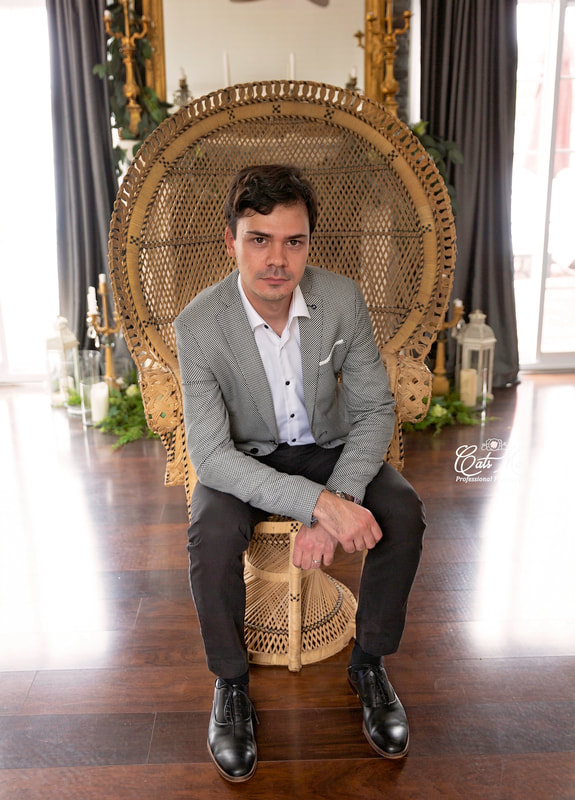 Groom in peacock chair at Stillwater on the Lake Peterborough