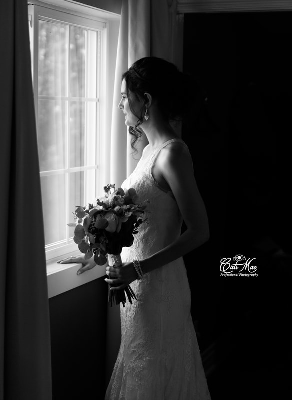 black & white Bride Stillwater on the Lake bouquet elopement