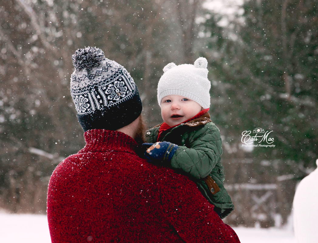 Outside Christmas snowing family session photos
