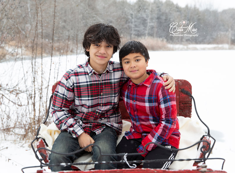 Outdoor snow winter family photo shoot session