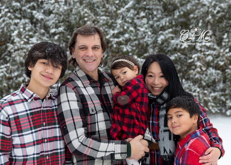 Outdoor snow winter family photo shoot session