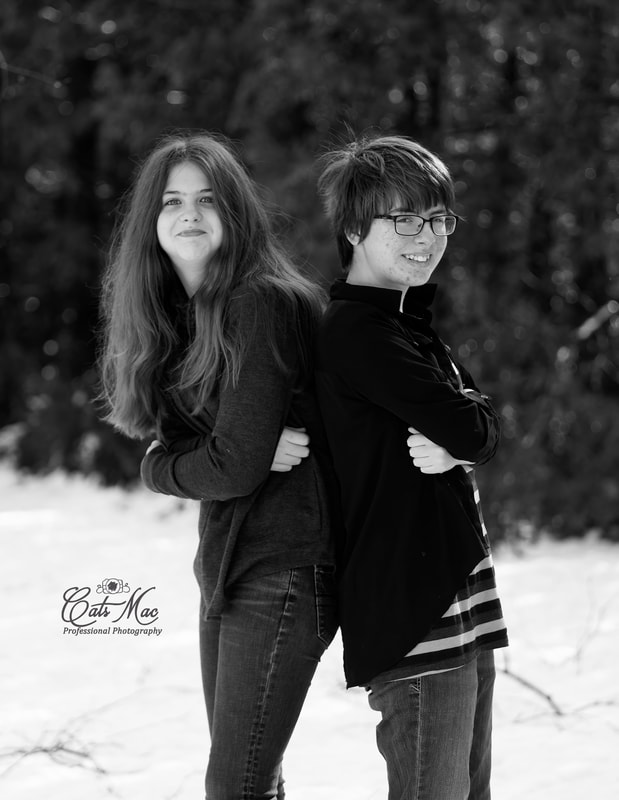 Sibling family photo session outside winter