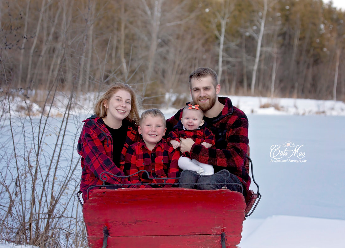 winter family photo session snow