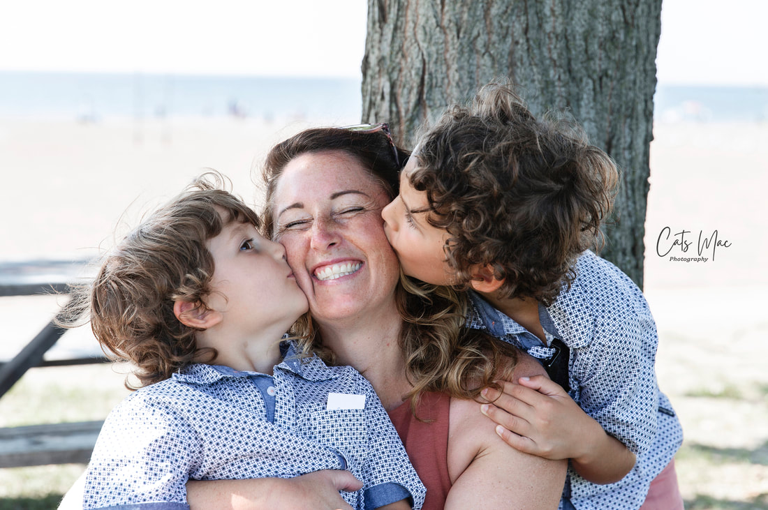 Two boys kissing mom's cheeks photo shoot cobourg beach