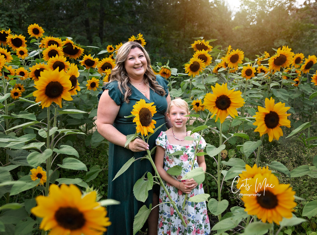 Mother and daughter in a field of sunflowers photo session