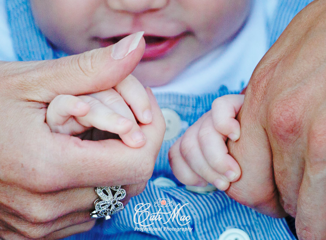 newborn mommy daddy hands