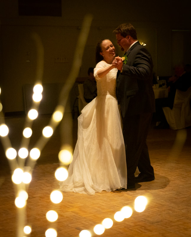 bride and groom First dance